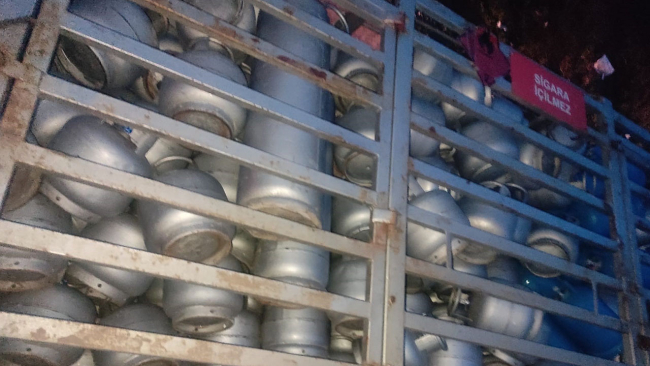 Tüp dolu kamyon devrildi, faciadan dönüldü